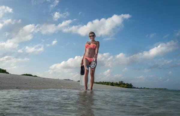 Bella ragazza in bikini con maschera e spilli nelle sue mani sta camminando sulla spiaggia — Foto Stock