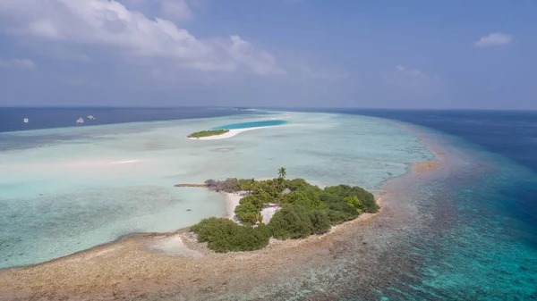 Letecký pohled na malém ostrově v Indickém oceánu, Maledivy — Stock fotografie