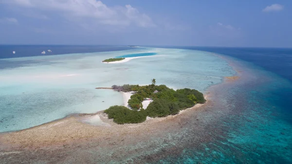Widok z lotu ptaka increadible na małej wyspie na Oceanie Indyjskim, Malediwy — Zdjęcie stockowe