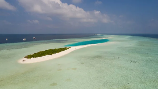 Märchenhafte kleine Insel im Indischen Ozean, Malediven — Stockfoto