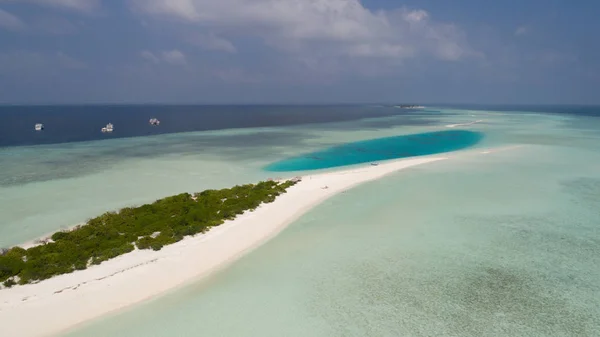 Letecký krajina malý ostrov v Indickém oceánu, Maledivy — Stock fotografie