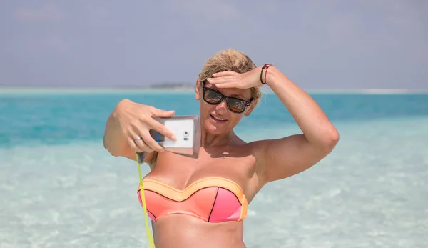 Jolie femme fait selfie sur la plage — Photo