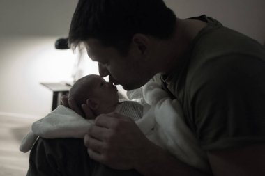 Öpüşme oğlun geç akşam yatmadan önce babası