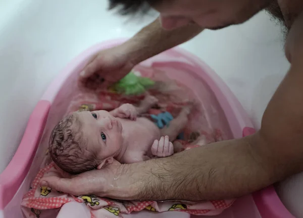 Banyo sırasında babasının kollarında tatlı yeni doğan bebek oğludur — Stok fotoğraf