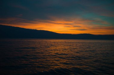 İtalyan Garda Gölü üzerinde güzel gün batımı