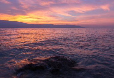 İtalyan Garda Gölü üzerinde güzel gün batımı