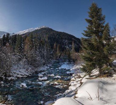 Elbruz Dağı nehir kar altında