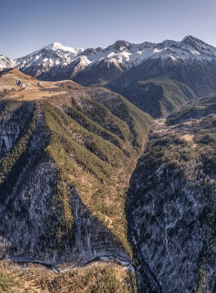 Elbruz Dağı nehir kar altında. Elbruz, Kafkasya, Rusya Federasyonu