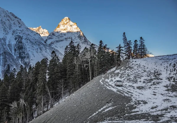 SUV şafak ışık, Elbrus, Rusya Federasyonu altında tepenin kalıyor