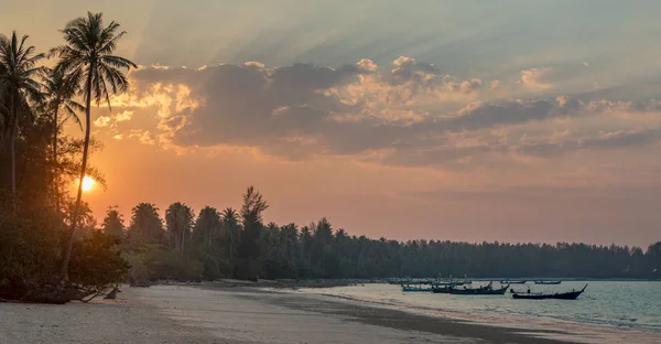 Klasické zobrazení slunce Thajsko s dlouhý ocas čluny, obrovské 75mp panorama — Stock fotografie