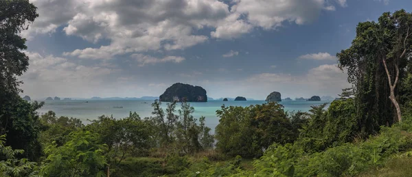 Widok klasyczny ocean Tajlandia z długi ogon łodzi i wyspy, ogromny 50mp panorama — Zdjęcie stockowe