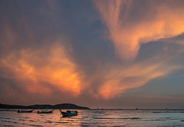 Klassiek Thailand zonsondergang met lange staart boten, enorme 56mp panorama — Stockfoto