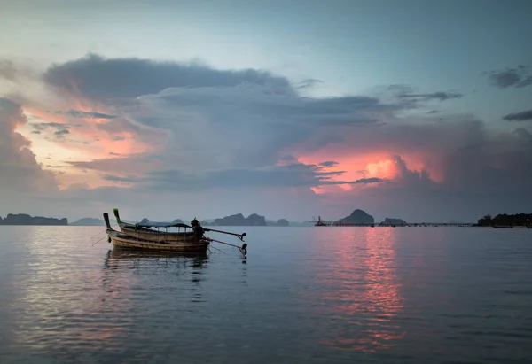 Классический Таиланд закат с длинными хвостовыми лодками — стоковое фото