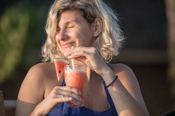 Schöne Frau entspannt sich am Strand Restaurant — Stockfoto