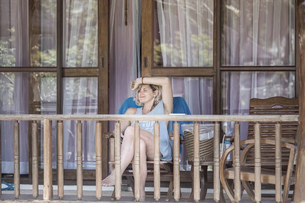 美丽的女人在酒店的阳台上放松 — 图库照片