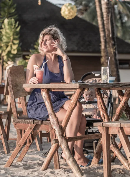 Женщина отдыхает в пляжном ресторане — стоковое фото