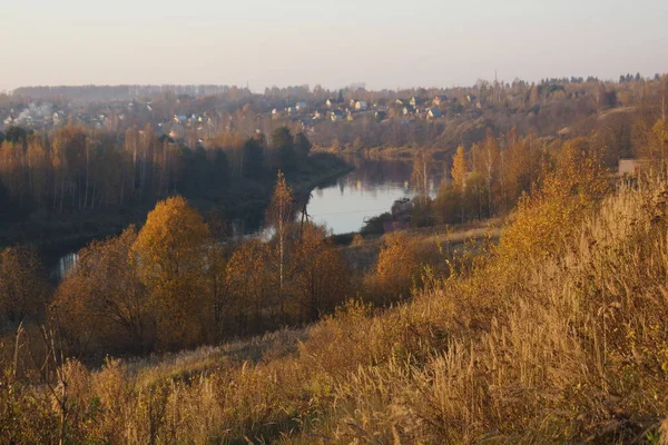 Paisagem de outono nas margens do rio Volga — Fotografia de Stock