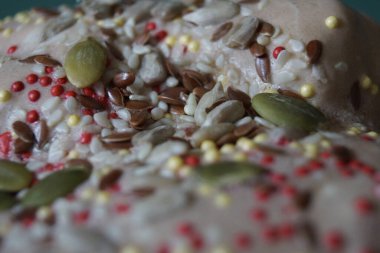 Tabaktaki bir parça keki yakından çek.