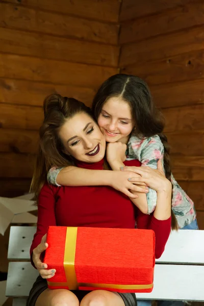Mum with a daughter is considered a gift — Stock Photo, Image