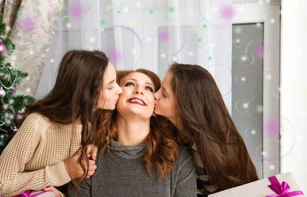 Meisjes kus moeder — Stockfoto