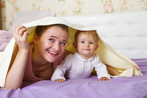 Maman avec la petite fille, bébé — Photo