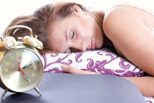 Jonge vrouw slapen in bed in de ochtend. — Stockfoto