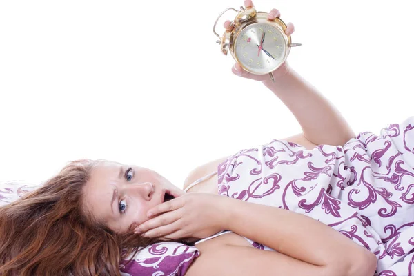 Vrouw ontwaken in de ochtend te kijken naar de wekker is geschokt dat verslapen — Stockfoto