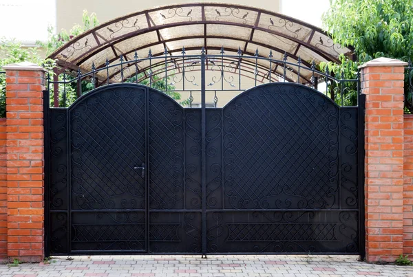 Fotos de Portones de metal de stock, Portones de metal imágenes libres