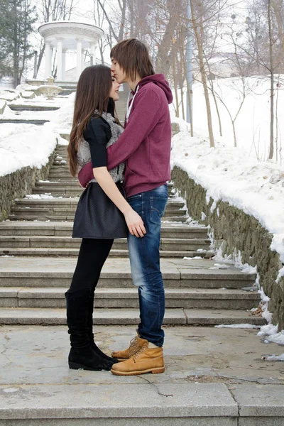 História de amor de inverno entre um homem e uma mulher — Fotografia de Stock