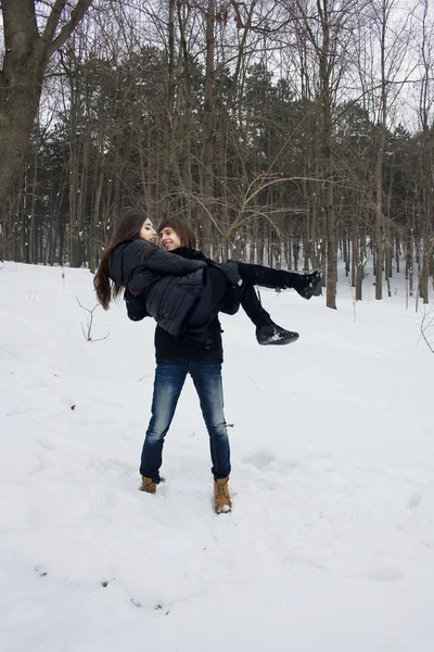 História de amor de inverno entre um homem e uma mulher — Fotografia de Stock