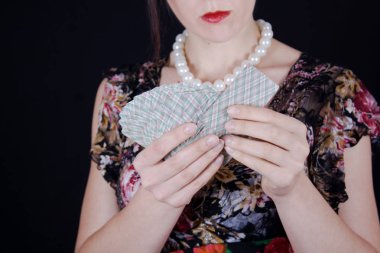 Kadın kartları tarafından tahmin eder.