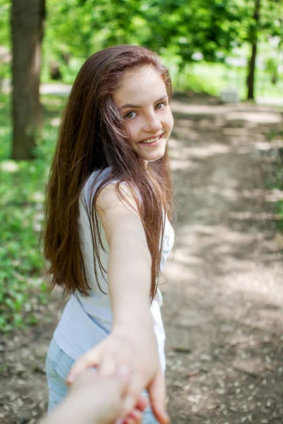 숲 하이킹에 그녀의 남자 친구를 선도 하는 젊은 여자. — 스톡 사진