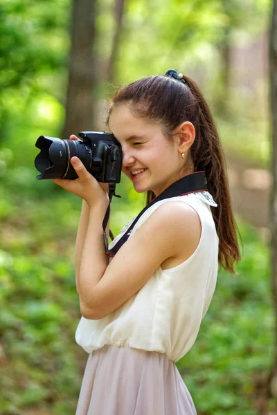 Jeune fille faisant une photo — Photo