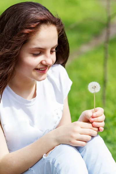 Ragazza esprimere un desiderio — Foto Stock