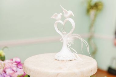 Sevgi ve barış kalp iki güvercin sembolü