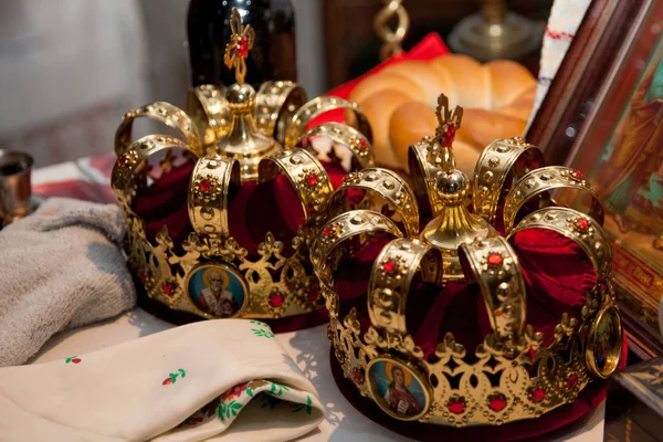 Duas coroas os casamentos destinados para a cerimônia na igreja ortodoxa. — Fotografia de Stock