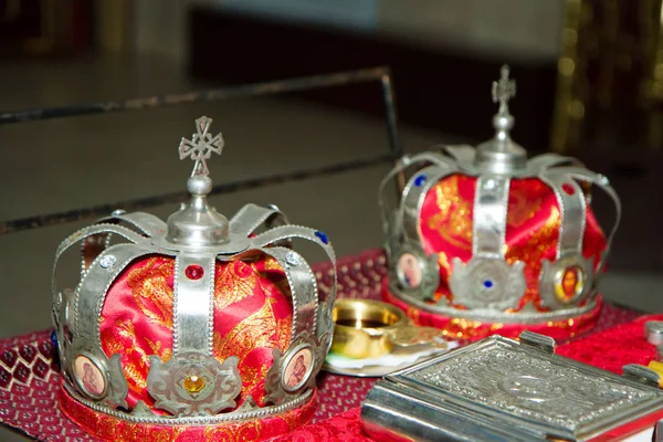 Dos coronas las bodas destinadas a la ceremonia en la iglesia ortodoxa. — Foto de Stock
