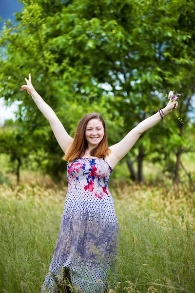 Wooman, alegría, fe, alabanza y felicidad y libertad . —  Fotos de Stock