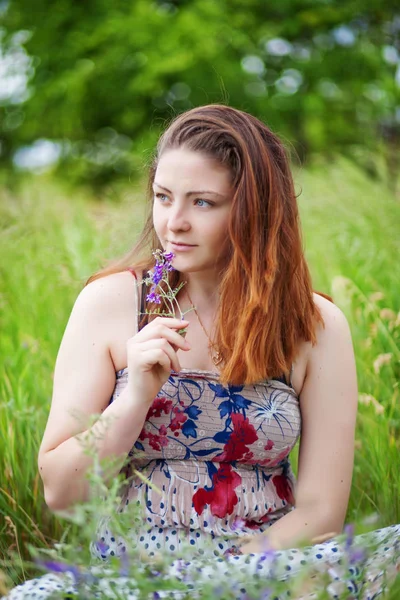 Gelukkig mooie jonge vrouw lachen en glimlachen op de natuur — Stockfoto