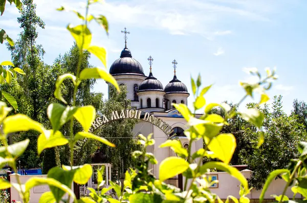Bilden visar byggnaden av kyrkan. Staden i Chisinau, Moldavien. — Stockfoto