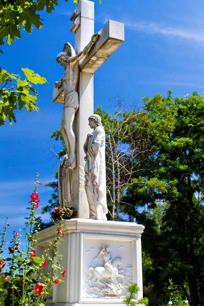 Деревянный крест, распятие на голубом небе — стоковое фото