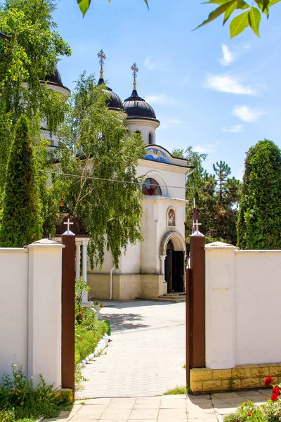 Picture shows the building of the church. The city of Chisinau, Moldova. — Stock Photo, Image