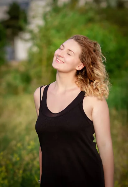 Mladá šťastná žena se těší slunce — Stock fotografie
