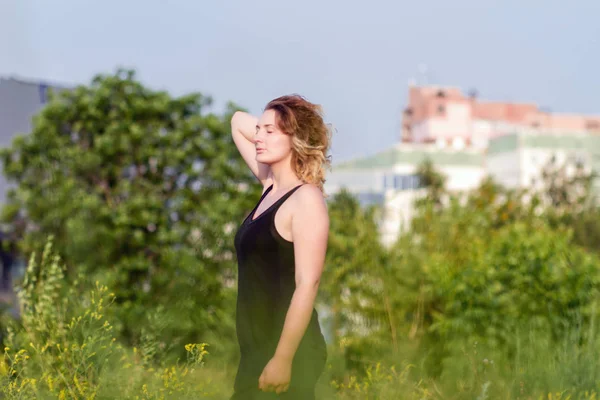 Young happy woman enjoys sun — Stock Photo, Image