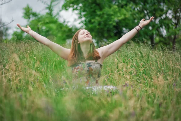 Woman joy, faith, praise and happiness and freedom. — Stock Photo, Image