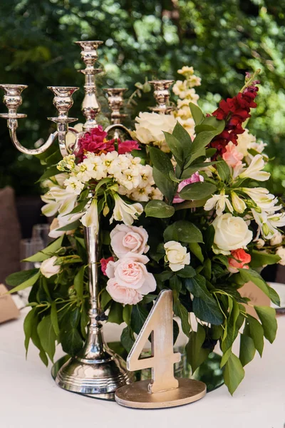 Bruiloft decor tabel instelling en bloemen — Stockfoto