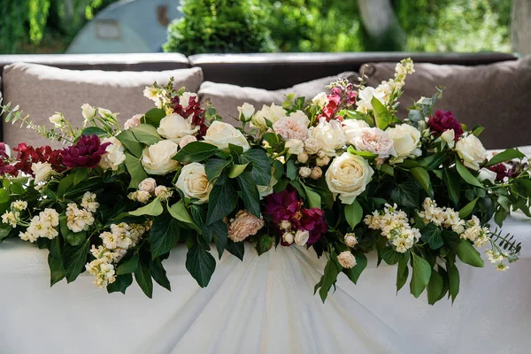 Dukningen bröllop inredning och blommor — Stockfoto