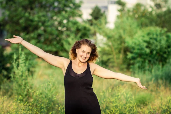 Mujer alegría, fe, alabanza y felicidad y libertad . —  Fotos de Stock