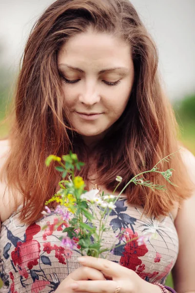 Porträtt av en vacker kvinna med blommor — Stockfoto