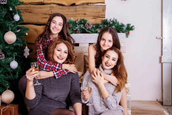 La familia celebra el Año Nuevo — Foto de Stock